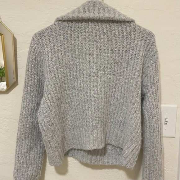 Cozy, cropped sweater - Picture 2 of 3